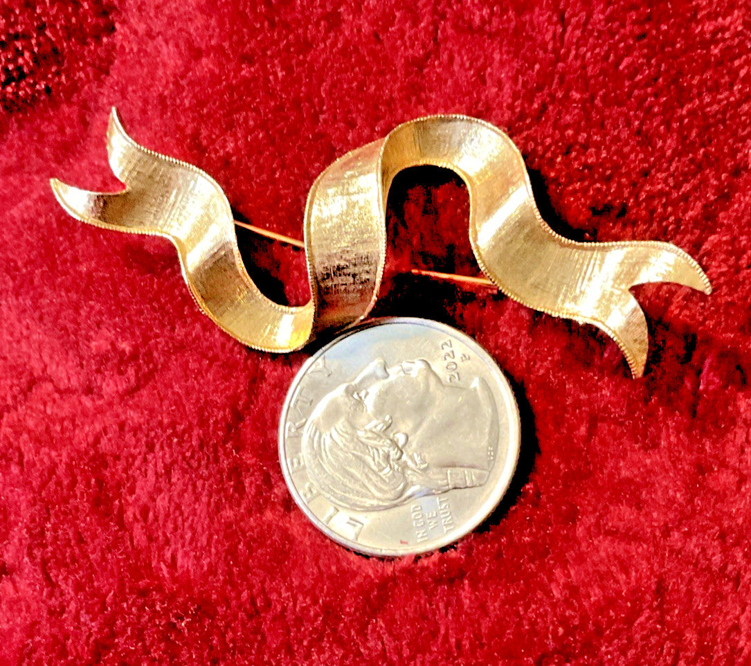Vintage Ribbon Design Pin Brooch 3D Textured Gold Tone