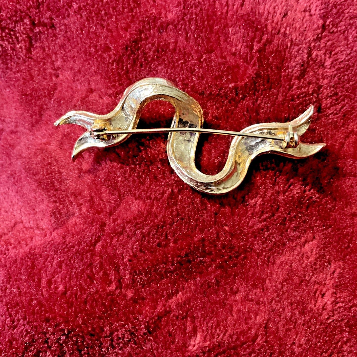Vintage Ribbon Design Pin Brooch 3D Textured Gold Tone