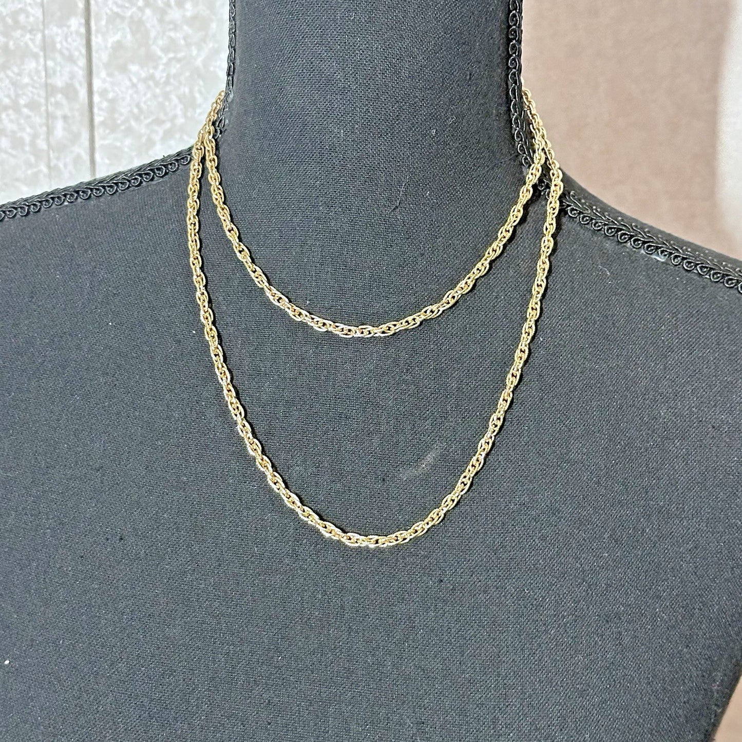 Classic versatile 36" Avon gold tone rope chain Necklace - vintage