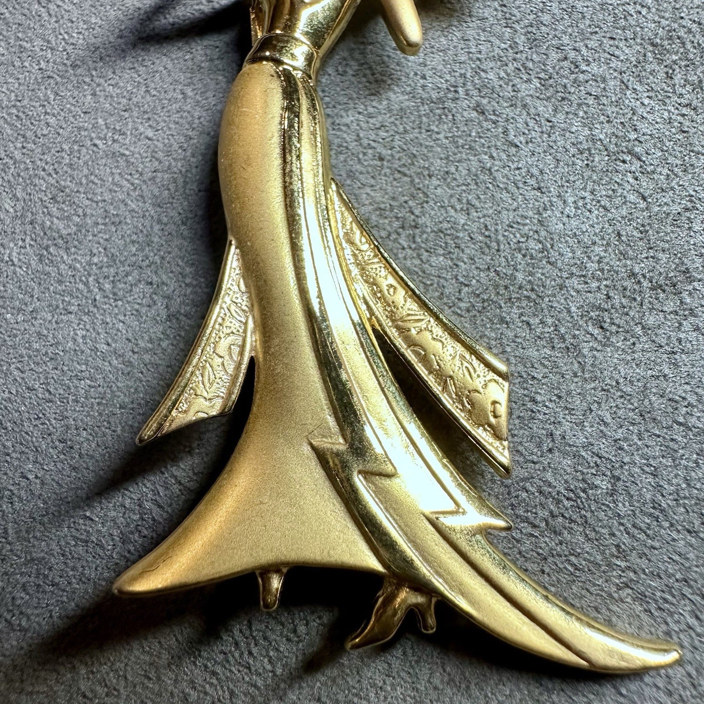 Vintage JJ 1988 Jonette Jewelry Goldtone Woman Formal Fan Evening Brooch Pin