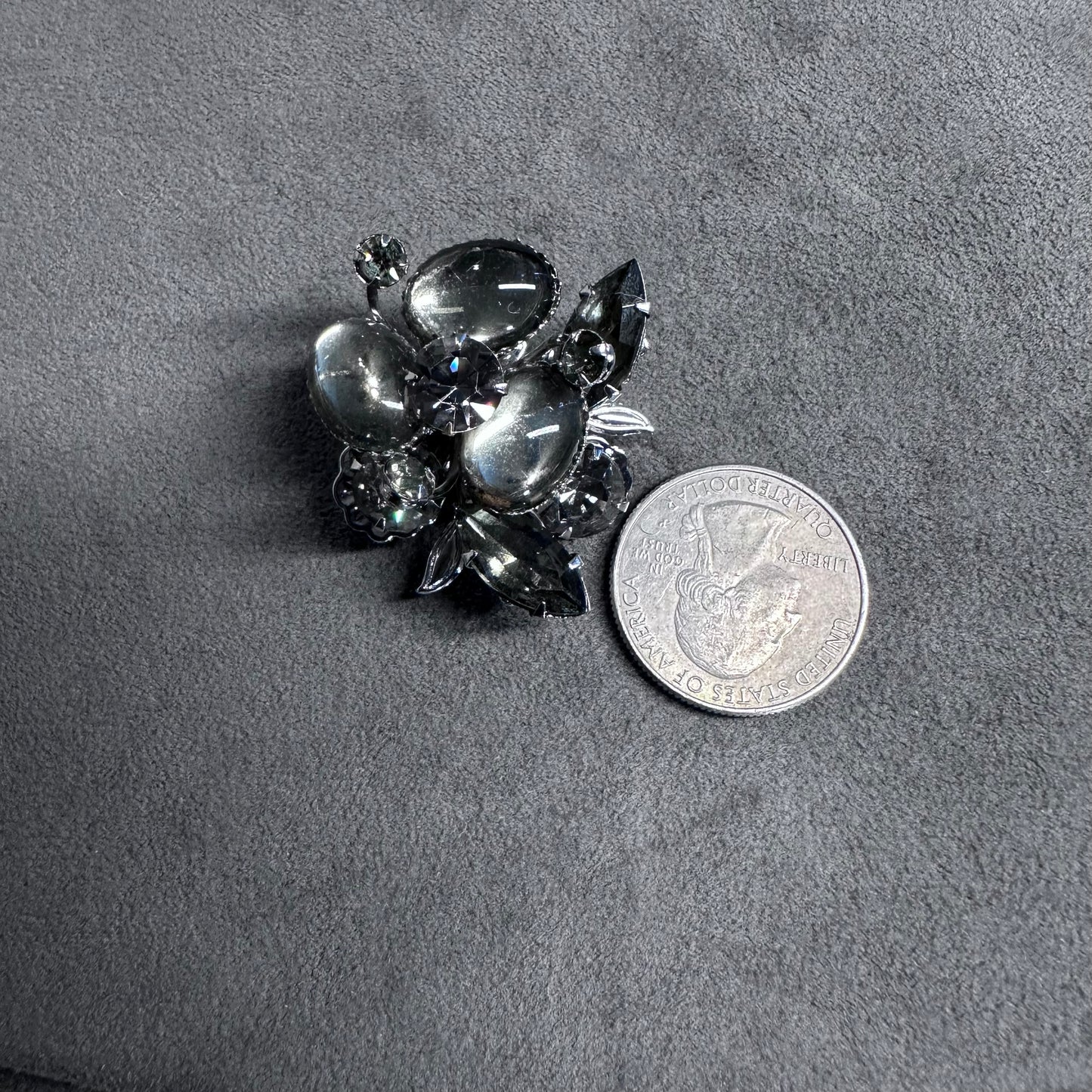 Vintage silver toned gray cabochon glass rhinestone floral brooch pin
