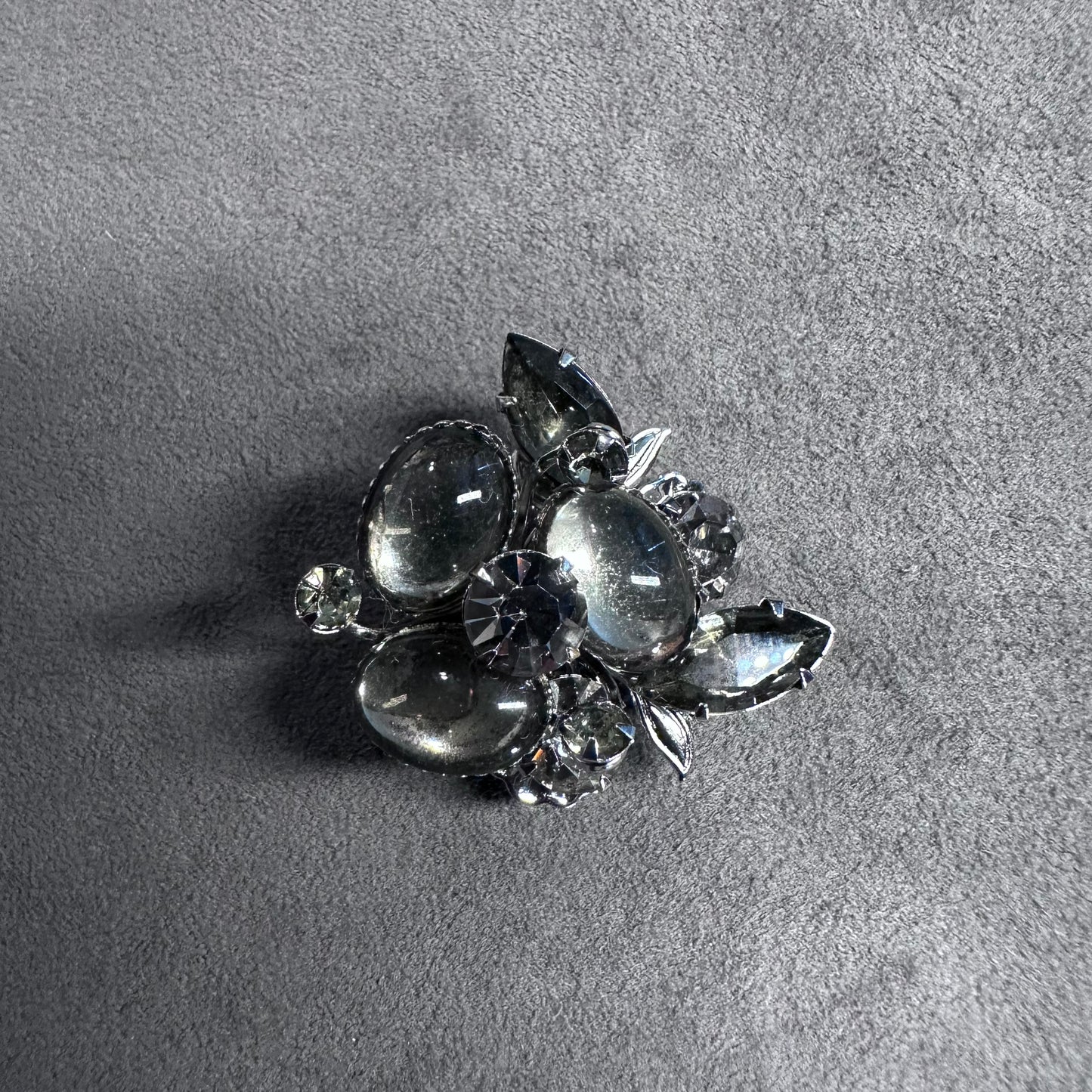 Vintage silver toned gray cabochon glass rhinestone floral brooch pin