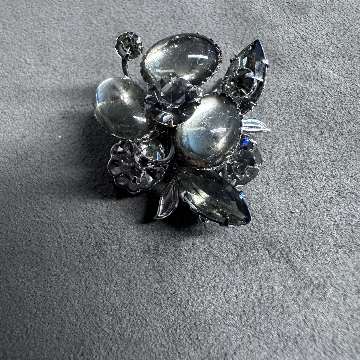 Vintage silver toned gray cabochon glass rhinestone floral brooch pin