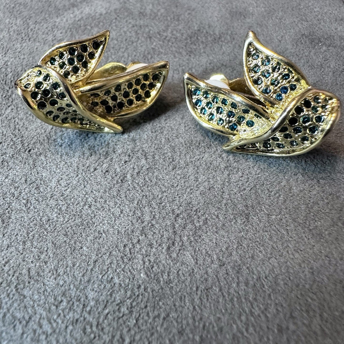 Vintage gold tone leaf shaped rhinestone studded clip on earrings (unmarked)