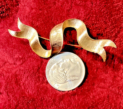 Vintage Ribbon Design Pin Brooch 3D Textured Gold Tone