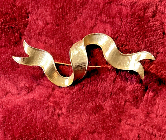Vintage Ribbon Design Pin Brooch 3D Textured Gold Tone