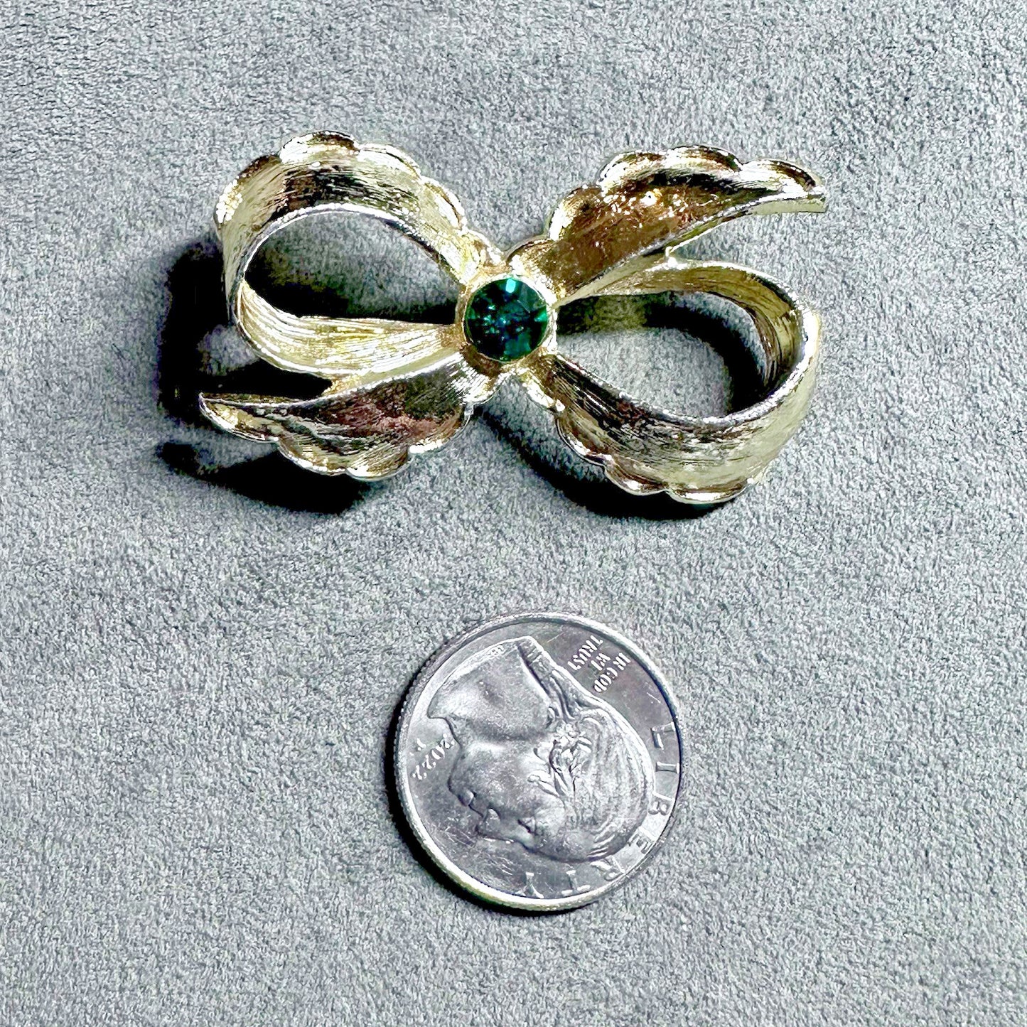 VINTAGE Signed Gerry's Green Rhinestone Brushed Gold Tone Ribbon Bow Brooch Pin