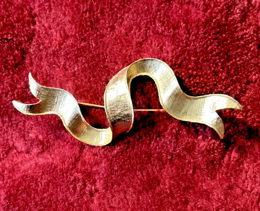 Vintage Ribbon Design Pin Brooch 3D Textured Gold Tone
