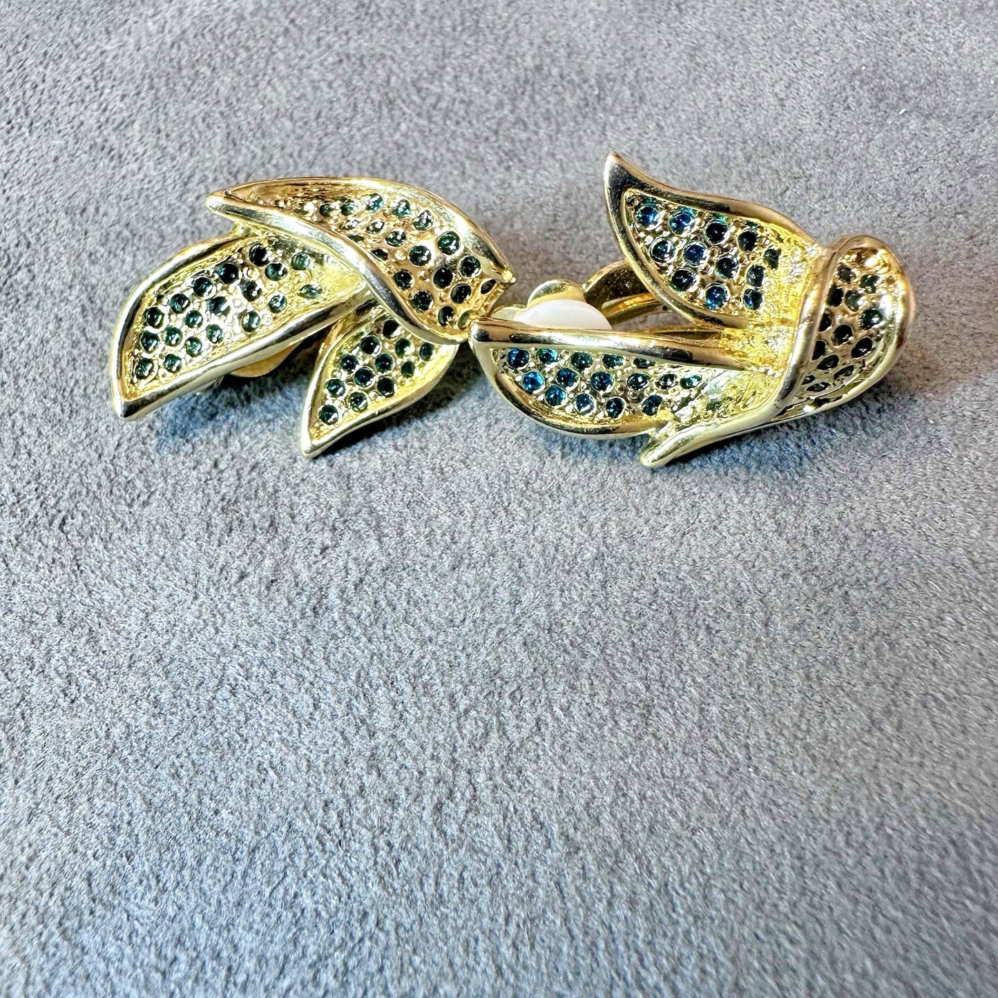 Vintage gold tone leaf shaped rhinestone studded clip on earrings (unmarked)
