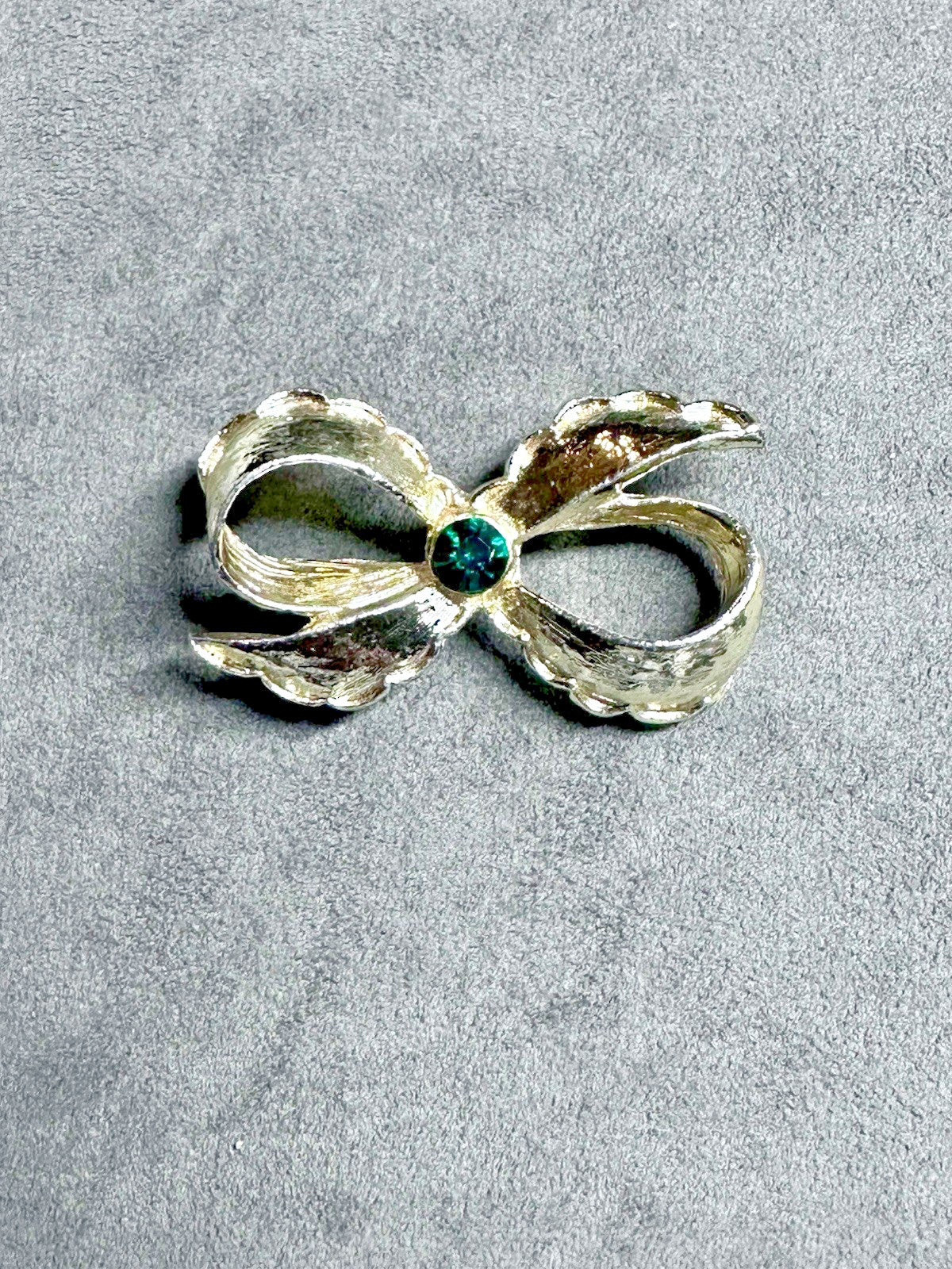 VINTAGE Signed Gerry's Green Rhinestone Brushed Gold Tone Ribbon Bow Brooch Pin