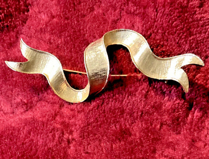 Vintage Ribbon Design Pin Brooch 3D Textured Gold Tone