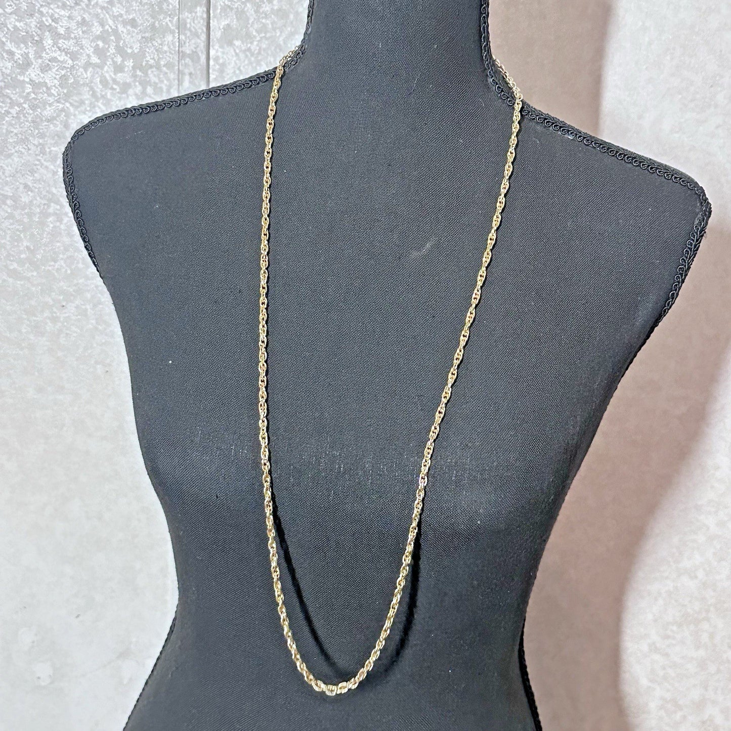Classic versatile 36" Avon gold tone rope chain Necklace - vintage
